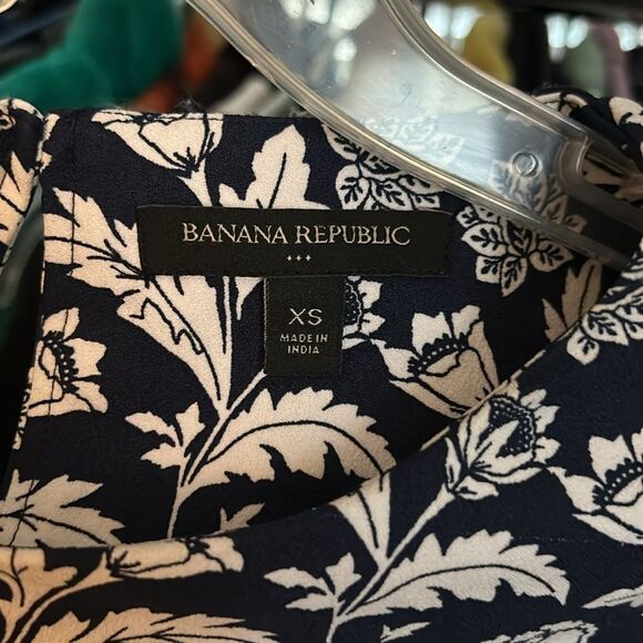 Like New! Women’s Banana Republic Peplum Top - Picture 4 of 4